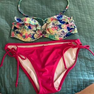 32B bikini from Victoria’s Secret with med bottoms
